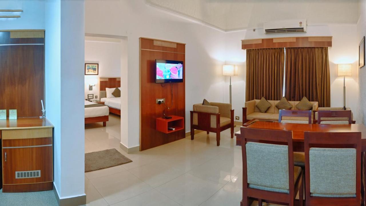 Contour Backwaters Hotel Resort & Convention Centre Rāmankari Екстериор снимка